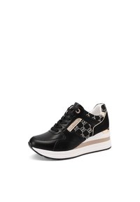 Sneaker nera con tomaia in pelle e tessuto decorato, dettagli in oro, suola testurizzata e intersuola bianca. Presenta un design con lacci e collo imbottito.
