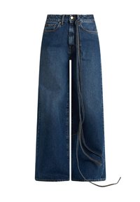 Jeans in denim a gamba larga di colore blu scuro, con vita alta, chiusura con bottoni e un dettaglio lungo di coulisse a contrasto su un lato.