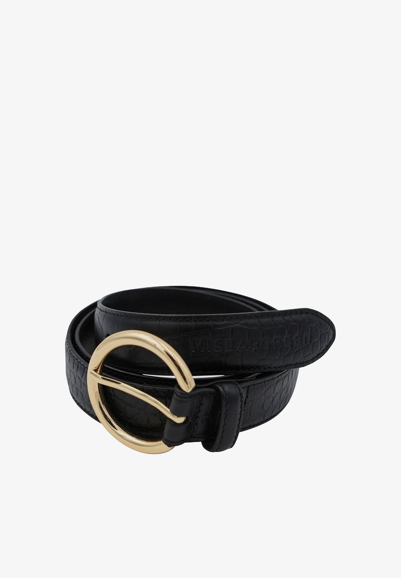 Ceinture en cuir noir avec une texture gaufrée crocodile, dotée d'une boucle ronde en ton doré. Nom de la marque embossé sur la sangle.