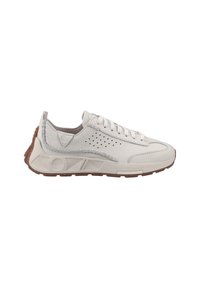 Zapatilla blanca de cuero con detalles perforados, acentos grises y una suela de goma marrón texturizada; presenta cordones tradicionales y una forma curvada.