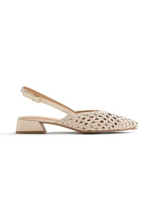Zapato slingback beige con tacón bajo de bloque y diseño de punta puntiaguda de cuero tejido sobre fondo blanco.