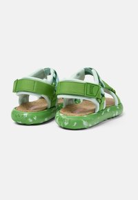 Sandali verdi con cinturini regolabili, soletta in sughero e suola verde marmorizzata. Cinturini morbidi e testurizzati con un'accortezza al logo.