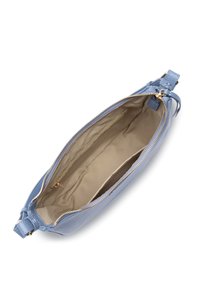Borsa a pochette blu in pelle con superficie texturizzata, chiusura a zip e foderatura in tessuto beige, dotata di una tasca interna per piccoli oggetti.