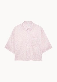 Chemise à manches courtes coupée en tissu rose clair avec un motif léopard, col, devant à boutons et poche unique sur la poitrine gauche.