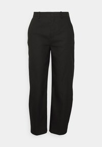 Zwarte, wijde broek gemaakt van gladde stof. Heeft een vlakke voorkant, riemlussen en zijzakken. Slim fit met een strak ontwerp.