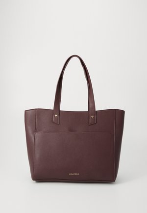 Saco tote sintético bordô com duas alças, design plano, detalhes de hardware em tom dourado e um bolso frontal. Logótipo localizado na parte inferior.