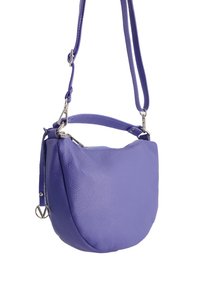 Lila Leder-Crossbody-Tasche mit runder Form, strukturierten Oberflächen, einem oberen Griff und verstellbarem Tragegurt. Sie verfügt über eine silberne Hardware-Akzentuierung.