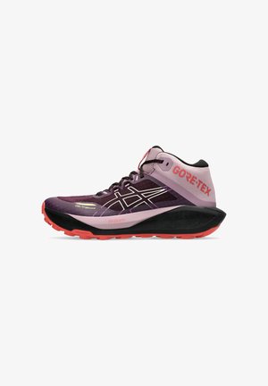 Bruinrode en roze mid-top hardloopschoen met zwarte en rode zool, vetersluiting, ASICS-logo en Gore-Tex-branding op de hielkraag.