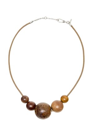 Ketting met vijf ronde houten kralen die vanaf het midden kleiner worden, aan een dunne lichtbruine koord met zilveren sluiting.