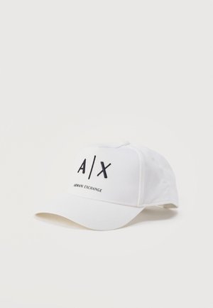 Witte honkbalpet met zwarte tekst "A | X" en "Armani Exchange" aan de voorkant, afgebeeld tegen een effen witte achtergrond.