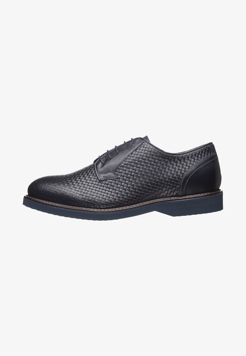 Chaussure habillée pour homme en cuir noir avec texture tissée, fermeture à lacets et semelle en caoutchouc foncé, vue de profil sur fond blanc.