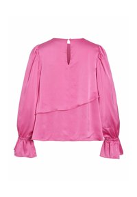 Rosa satengbluse med lagdelt design, lange pufsleeves med volangmansjetter og en bakre nøkkelhullåpning sikret med en knapp.