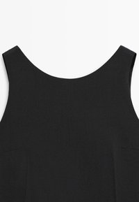 Czarna sukienka bez rękawów z zaokrąglonym dekoltem, gładką fakturą i subtelnymi bocznymi kieszeniami, zaprojektowana dla minimalistycznej sylwetki.