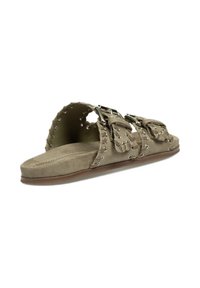 Sandalias de ante en color topo con dos hebillas de metal. Presentan costuras visibles y una suela plana para un diseño casual.