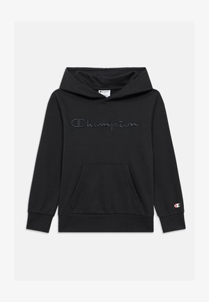 Černá mikina s kapucí s vyšitým logem "Champion", přední kapsou a charakteristickou nášivkou na levém rukávu. Měkká látka, klasický střih.