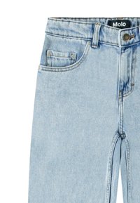 Jeans din denim albastru deschis, cu un croi clasic, având o buzunar frontal, un buton argintiu și o etichetă de marcă vizibilă, Molo, la talie.