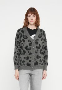 Grå cardigan med svart leopardmønster, med V-hals, fem knappefeste, lange ermer og mykt, teksturert materiale.