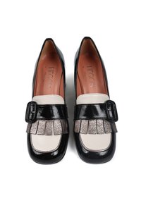 Czarne i beżowe skórzane loafersy z metalicznymi frędzlami i czarnym zapięciem, kwadratowy nosek oraz markowa wkładka.