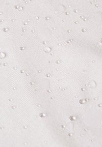 Witte textuur oppervlakte met waterdruppels. De druppels variëren in grootte en zijn duidelijk zichtbaar tegen de lichtgekleurde achtergrond.