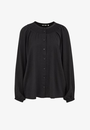 Blusa negra de manga larga con cuello redondo, botones en el frente y detalles fruncidos alrededor del cuello. Fabricada en tejido ligero con un acabado texturizado.