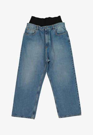 Vaqueros premamá de denim azul con cintura elástica negra y corte de pierna recta, colocados planos sobre un fondo blanco.