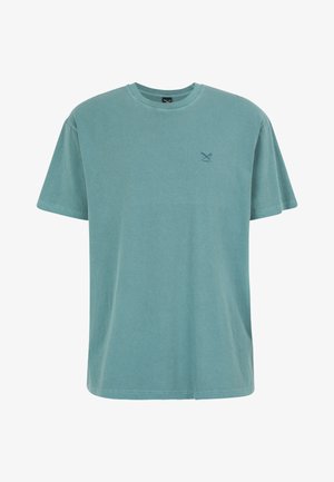 Schlichtes T-Shirt mit kurzen Ärmeln und Rundhalsausschnitt in verblasstem Blaugrün mit kleinem dunkelblauem gekreuztem Schraubenschlüssel- und Schraubenzieher-Logo auf der linken Brust.
