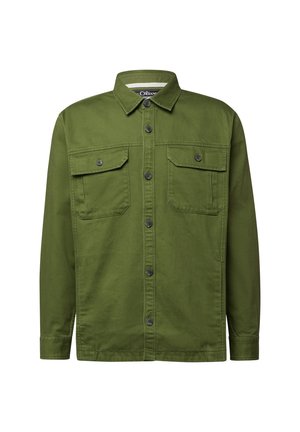 Olivgrüne Baumwolljacke mit durchgehender Knopfleiste, zwei Brusttaschen und spitzem Kragen. Strukturierter Stoff mit locker sitzendem Design.