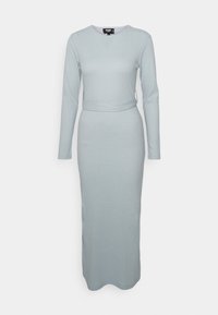 Vestido de manga longa, canelado em azul claro. Design ajustado com um detalhe de faixa na cintura e uma silhueta reta, atingindo o comprimento dos joelhos. Textura suave.