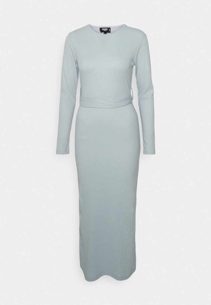 Vestido de manga longa, canelado em azul claro. Design ajustado com um detalhe de faixa na cintura e uma silhueta reta, atingindo o comprimento dos joelhos. Textura suave.