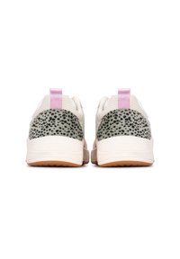 Baskets blanches et gris clair avec un panneau texturé tacheté vert et noir, un onglet de talon métallique rose et une semelle en caoutchouc.