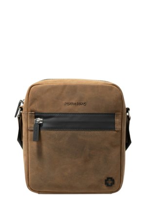 Borsa a tracolla in pelle marrone con una tasca frontale zip nera, texture liscia e una tracolla regolabile. Presenta un logo sul fronte.