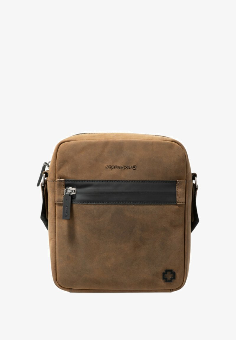 Borsa a tracolla in pelle marrone con una tasca frontale zip nera, texture liscia e una tracolla regolabile. Presenta un logo sul fronte.