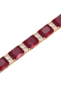 Bransoletka z czerwonymi kamieniami szlachetnymi, składająca się z prostokątnych czerwonych kamieni oraz kwadratowych przezroczystych kamieni, osadzona w metalowej oprawie w złotym odcieniu z polerowanym wykończeniem.