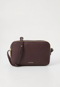 Borsa a tracolla rettangolare in pelle marrone scuro con cerniera dorata e tracolla regolabile, piccolo logo Calvin Klein al centro davanti.