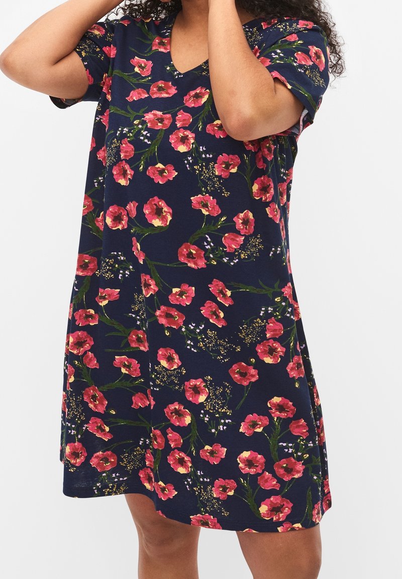 Vestido de manga corta en azul marino con un patrón floral de flores rosas y tallos verdes. Diseño de escote en V, tejido suave, corte a la altura de la rodilla.