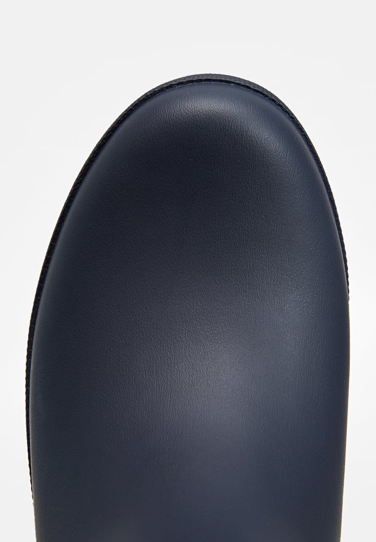 Marineblaue Gummistiefel mit glatter, glänzender Oberfläche und runder Zehenpartie. Verfügt über eine strukturierte Naht entlang der Kante für zusätzliche Details.