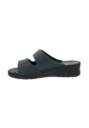 Sandale à glissière en cuir bleu foncé avec deux lanières découpées, une semelle intérieure texturée et un accent cousu le long de la semelle. Talon en wedge bas.