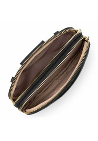 Portafoglio in pelle nera con due scomparti, hardware in metallo dorato e rivestimento beige. L'esterno presenta una finitura testurizzata.