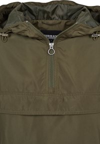 Olivgrön zip-up jacka med huva, med halvdragkedjestängning och justerbara snoddar; slätt, lättviktigt tyg med minimala detaljer.