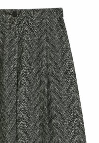 Schwarz-weißer Fischgrätrock aus strukturiertem Stoff, mit einem Knopfverschluss an der Taille und Falten für zusätzliches Volumen.