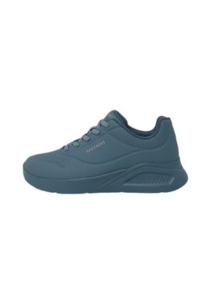 Sneaker grigio scuro con una texture liscia, design con lacci, dettagli perorati, suola imbottita e un logo discreto sulla linguetta.