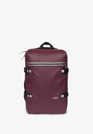 Quadratisch geformter dunkelroter Rucksack mit oberem Tragegriff, vorderer Reißverschlusstasche, seitlichen Riemen und Eastpak-Logo unten rechts.