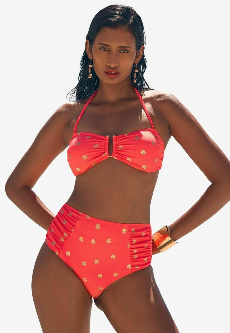 Conjunto de bikini rojo con patrones de conchas doradas. Parte inferior de talle alto, top estructurado con detalle central, tirantes ajustables y tejido texturizado.