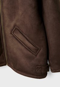 Giacca in suede marrone con una texture liscia, chiusura con zip frontale e una grande tasca laterale con un dettaglio a patta rettangolare.