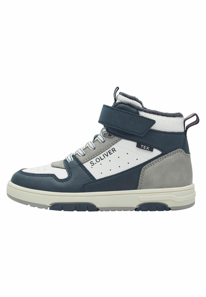 Wysokie sneakersy w kolorze granatowym, szarym i białym, wykonane z materiałów skórzanych i tekstylnych, z perforowanymi akcentami i zapięciem na rzep.
