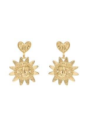 Ohrringe aus Gold mit herzförmigen Beschlägen und Sonnenmotiven mit Gesichtszügen, strukturierten Oberflächen und strahlenden Spitzen.