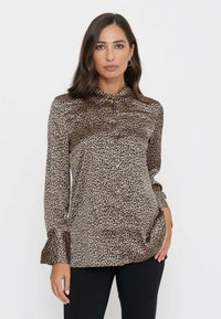Camicia a bottoni con stampa leopardata in satin, con colletto, maniche lunghe con polsini svasati e bottoni dorati sul davanti.
