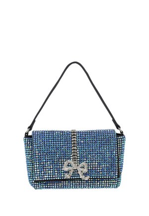 Niebieska torebka zdobiona kryształami z czarnym paskiem, z centralnym srebrnym pionowym paskiem z cyrkonii i kokardkową ozdobą na przedniej klapie.