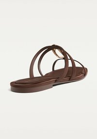 Stradivarius FLAT WITH METAL DETAIL - Sandale s remenom u obliku slova T - brown