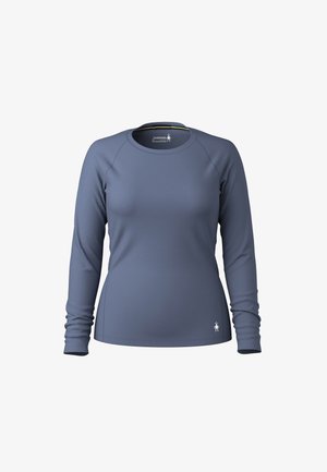 Langærmet top i struktureret blåt stof med rund halsudskæring og raglanærmer. Har et lille logo på den nederste venstre side.